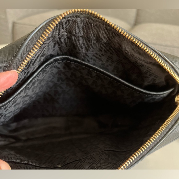 MICHAEL KORS
Chain-Link Saffiano Leather Crossbody Bag - Picture 6 of 8